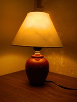 Bordó színű hangulatos asztali lámpa