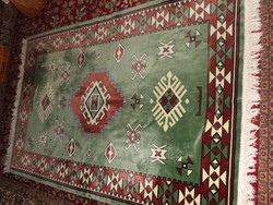 Nagyon szép keleti velur szőnyeg hófehér rojtokkal. Ágyra, falra, padlóra.