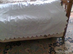 Fehér hímzett díszlepedő, paraszt ágyra