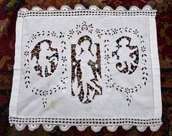 Régi fehér madeira hímzés terítő asztalközép figurák angyalka lakástextil dekoráció 54 x 47 cm