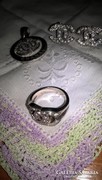 Chanel mintás medál, fülbevaló és gyűrűből álló szett