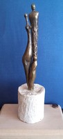 Révész Napsugár: Család, bronz szobor mészkő és fa talapzaton, 29 cm