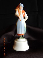Herendi porcelán asszony gereblyével, ritka figura