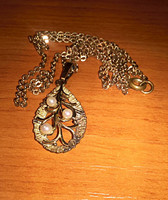 Csodaszép, úgynevezett "dublé arany" lánc gyöngyökkel díszített medállal 