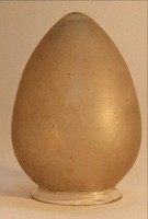 Barnás színű, tojás formájú búra