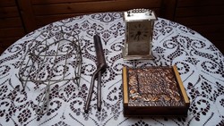 Négy régi fémes tárgy együtt 500 Ft: vasalótartó, hajsütővas, óra, fa doboz réz borítással
