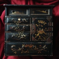 Japán 150 éves ékszertartó szekrény láda arany festmény fekete lakk fa doboz fém zár madár ékszer