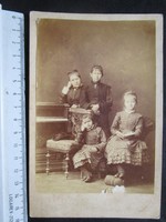 FOTÓ FOTÓGRÁFIA FÉNYKÉP MŰTERMI JELZETT KEMÉNYHÁTÚ GYERMEK KISLÁNY LÁNY CSOPORT KÉP cca. 1890