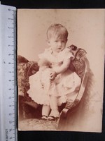 FOTÓ FOTÓGRÁFIA FÉNYKÉP MŰTERMI JELZETT ELŐKELŐ GYERMEK KISLÁNY LÁNY KÉP cca 1890