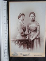 FOTÓ FOTÓGRÁFIA FÉNYKÉP MŰTERMI JELZETT ELŐKELŐ LÁNY TESTVÉR PÁR KÉP BUDAPEST cca 1890