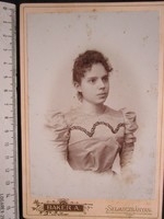 FOTÓ FOTÓGRÁFIA FÉNYKÉP MŰTERMI JELZETT ELŐKELŐ LÁNY HÖLGY KÉP SELMECZBÁNYA cca 1890