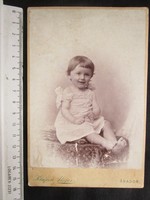 FOTÓ FOTÓGRÁFIA FÉNYKÉP MŰTERMI JELZETT KEMÉNYHÁTÚ LALA GYERMEK FIÚ LÁNY RUHÁBAN KÉP ARAD 1901