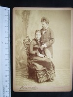 FOTÓ FOTÓGRÁFIA FÉNYKÉP MŰTERMI JELZETT KEMÉNYHÁTÚ ELŐKELŐ PÁR FÉRFI ÚR HÖLGY BUDAPEST cca.1890