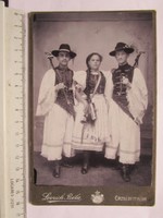 FOTÓ FOTÓGRÁFIA FÉNYKÉP MŰTERMI JELZETT KEMÉNYHÁTÚ NÉPVISELET CSOPORTKÉP KÉP ERZSÉBETFALVA cca.1890