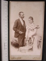 FOTÓ FOTÓGRÁFIA FÉNYKÉPJELZETT MŰTERMI KEMÉNYHÁTÚ Schlauch Lajos ELŐKELŐ PÁR KÉP cca 1890