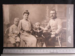 FOTÓ FOTÓGRÁFIA FÉNYKÉP JELZETT KEMÉNYHÁTÚ ELÖKELŐ CSALÁD KATONA APA + KARD cca 1890