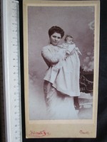 FOTÓ FOTÓGRÁFIA FÉNYKÉP JELZETT KEMÉNYHÁTÚ ELÖKELŐ CSALÁD ANYA + GYERMEK PÉCS cca 1890