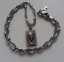 Szép állapotú ezüstözött  Mária medál zabszem alakú márka jelzett láncon.