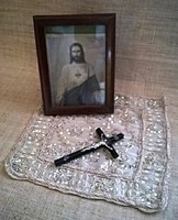 Régi gyöngyökkel ezüst szállal készített terítő keményfa keret Jézus képével és régi fa keresztel 