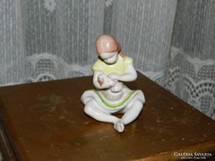 Babázó kislány - Drasche porcelán