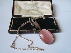 Pink macskaszemes méretes ezüst medál csavart ezüst lánccal