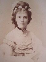 BUDAPEST ARISZTOKRATA DIVAT ÚRI HÖLGY VADNAY KÁROLY -NÉ JELZETT ALÁÍRT CDV FOTÓ FOTOGRÁFIA cca 1880