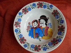 Jelenetes kézzel festett porcelán fali tányér