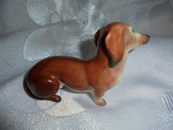 Aquincumi porcelán tacskó kutya figura
