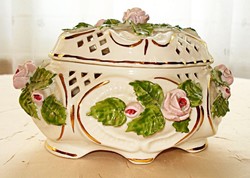 Áttört porcelán bonbonier, plasztikus rózsadíszítéssel