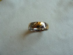 White and yellow gold wedding ring