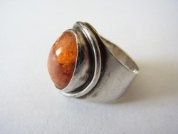 Modernista ezüst gyűrű borostyánnal