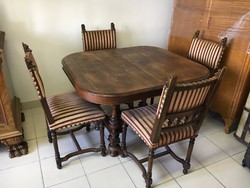 Antik étkezőasztal négy székkel.