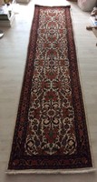 Magávalragadó iráni kézicsomózású futó szőnyeg
