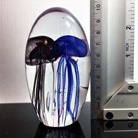 Tömör üveg levélnehezék belsejében háromszínű meduza , 10,5cm magas