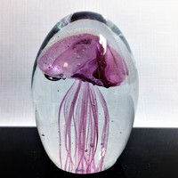 Tömör üveg levélnehezék belsejében rózsaszínű meduza , 8,5cm magas