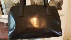 Fekete klasszikus fazonú BOSS márkájú női táska