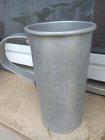 Alumínium hitelesített tejmérő pohár az 1950-es évekből.
