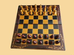 Retro faragott dobozos fa sakk különlegesség 44 x 44 cm, belül backgammon táblával
