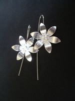 Mutatós virágos  hosszú ezüst fülbevaló