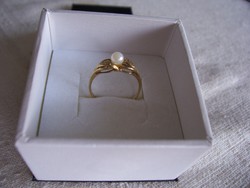 Arany gyűrű, 8 karátos, gyönggyel, splitterekkel