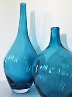 JOHANNA JELINEK Design tűrkíz üveg vázák , 32cm és  21cm magas