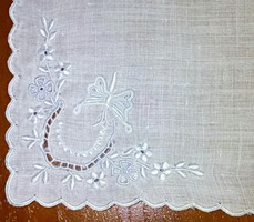 Lehelet vékony batiszt  hímzett zsebkendő, díszkendő, kendő ,25 x 25 cm