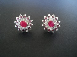Szép virágos ezüst fülbevaló rubin drágakővel