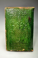 Erdélyi ( Váralmási ) zöld mázas kályhacsempe. M.J. 1892. jelzett