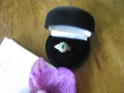 Fehér arany gyűrű 9 db 1 mm-es brillkővel és 4x5 mm-es smaragd kővel (7-es méret)