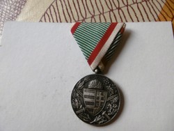 Kitüntetés   Háborús kitüntetés Pajzssal és Karddal mellszalagon