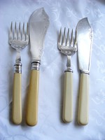 Antik, ezüstözött, bakelit nyelű, tálaló villa és kés párban, azaz két pár, egyenként megvehetőek