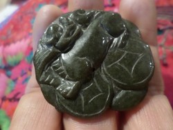 Szépen megfaragott , kétoldalas , hibátlan , jade amulett .