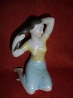 Hollóházi porcelán fésülködő hölgy figura