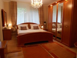 Olasz hálószoba bútor ágy matrac szekrény gardrób ágyrács éjjeliszekrény komód tükör